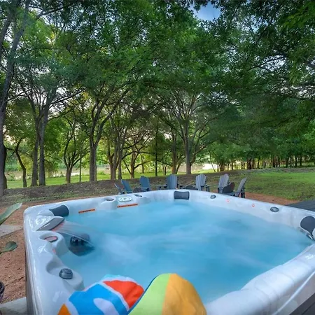 M Haus Riverfront Access & Hot Tub
